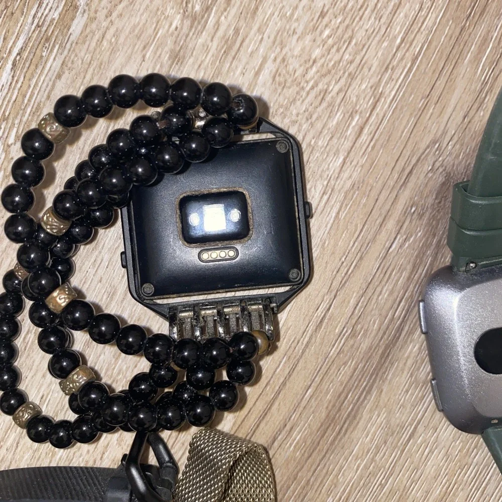 Lot of Fitbit Smartwatches, Fitbit Versa, Alta, Blaze,Charge - 7 Total -Untested